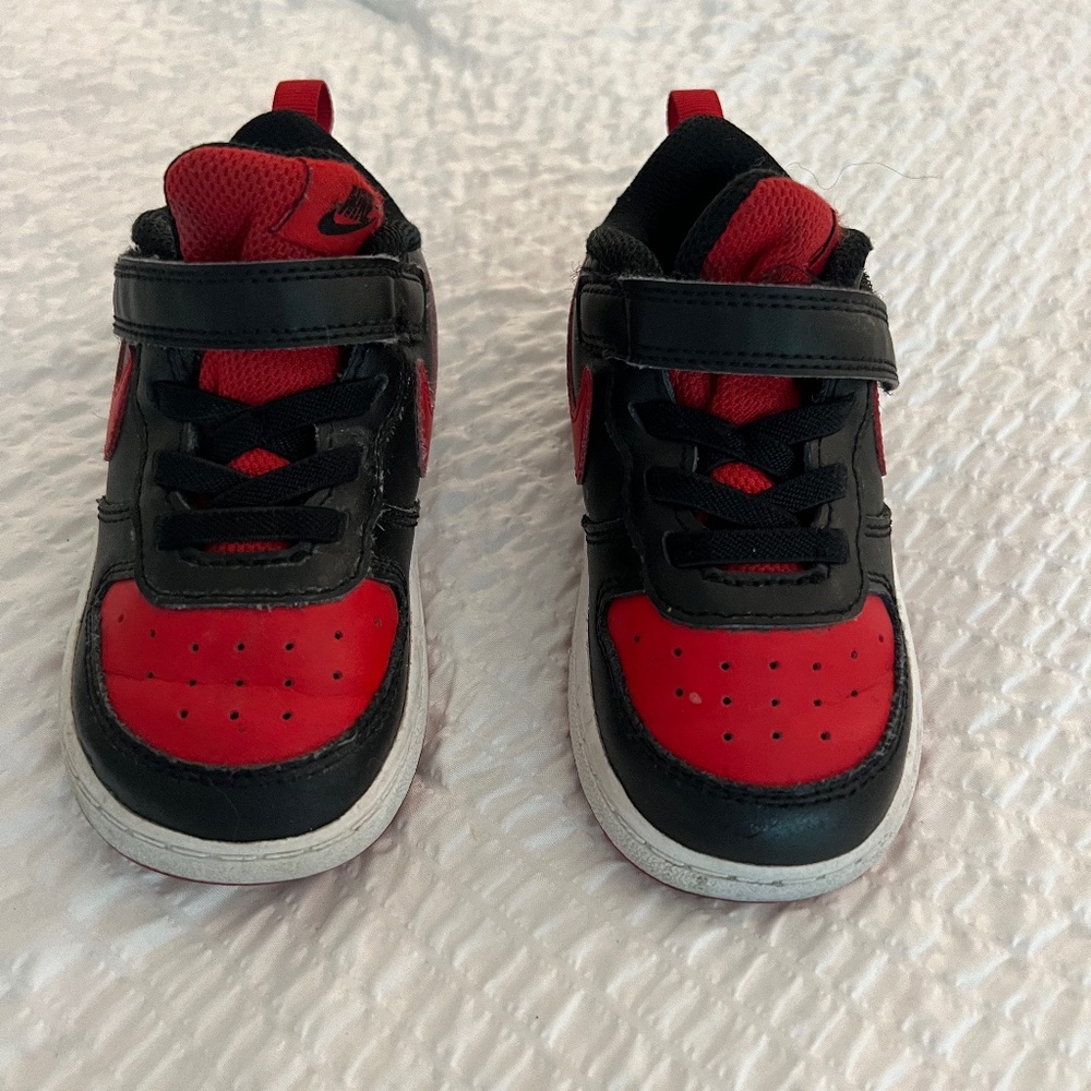 Nike Toddler Tennis Shoes. Black and Red, size   US 8c